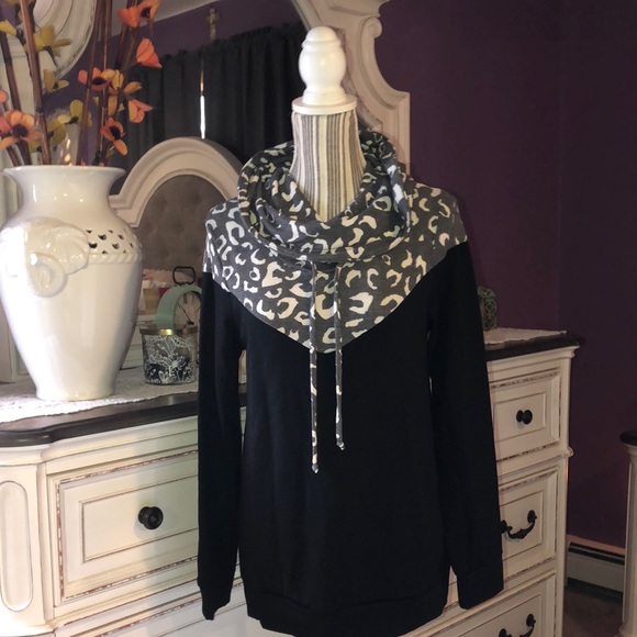 - Cowl Turtleneck Leopard Print Sweatshirt - - Picture 2 of 14